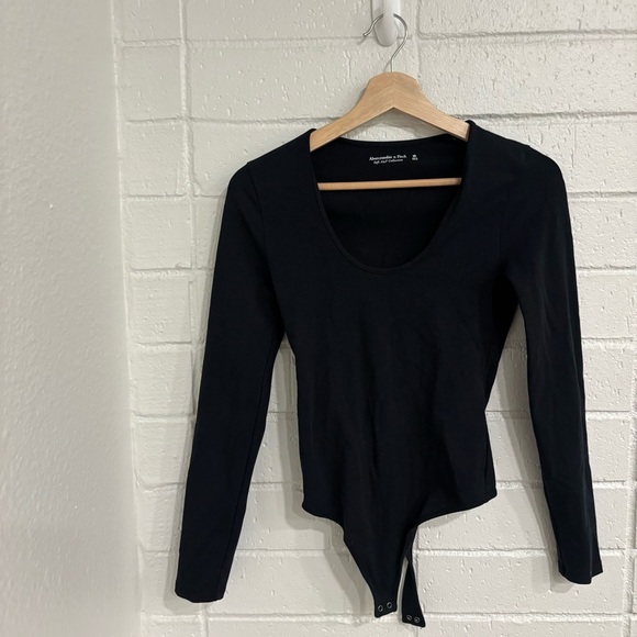 NWOT abercrombie and fitch soft collecrion black longsleeve scoopneck bodysuit - Picture 2 of 4